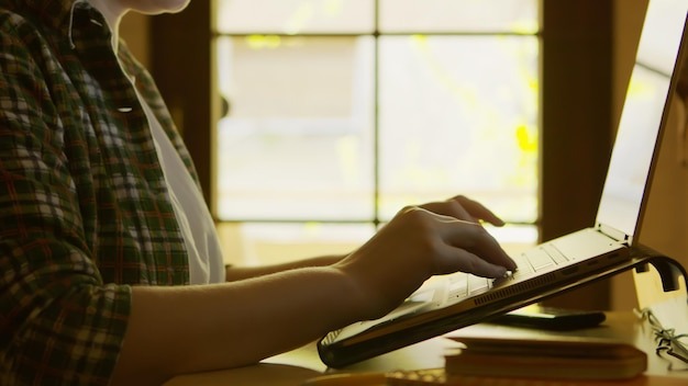 Teknik Penulisan Literature Review untuk Jurnal Akademik